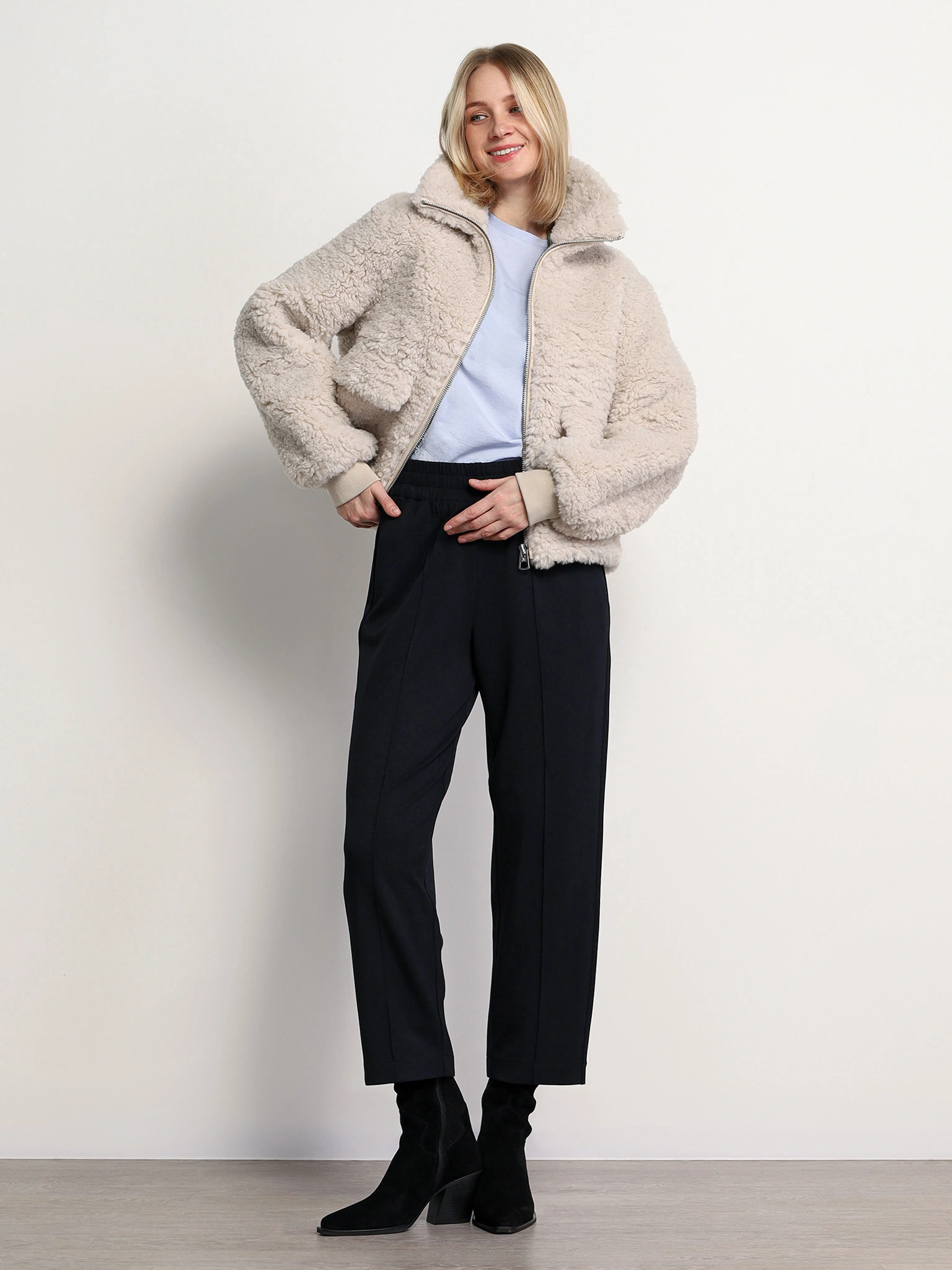 Брюки трикотажные черного цвета прямого кроя